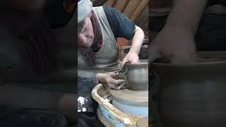 Gabriel Nichols centering his clay #pottery #potterytiktok #potterytok #potterythrowdown