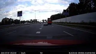 Bijna ongeluk door dode hoek vrachtwagen