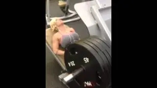 PR female bodybuilder Leg  press.