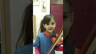 Emili svira gudalom