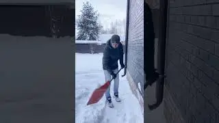 Как правильно расчищать снег возле дома #глебтихонов #снег #чисткаснега