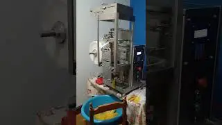 m&aacute;quina sachetera JACS MS-2021LC envasando Chups