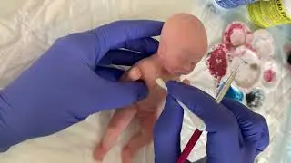 Painting veins on a mini silicone baby /Tanya Latashevska