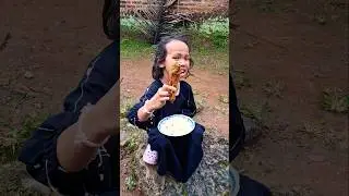 ada lathifah lg duduk makan apa???? #shortsy