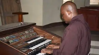 Ufundi wa Padre Prosper Kessy Katika Kinanda, Aonesha Wazi Kipaji Chake Katika Muziki