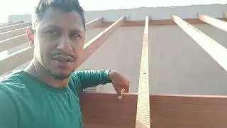 Estrutura do telhado de uma água na chácara.