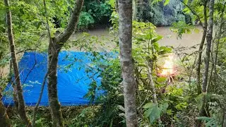 PESCA, CAMPAMENTO Y GUISO Cerca De Un Peque&ntilde;o R&iacute;o 