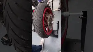 Больше никаких тряски с этим балансировочным станком для мотоцикла! #мотоцикл #инструменты