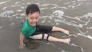 Main pasir dan air laut, menyenangkan @dewiaxel 