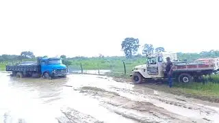 toyota bandeirante bruta arrastando caminhão atolado no pantanal off road parte 1