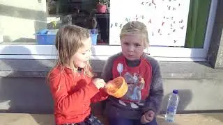 Fruitpap eten als een baby