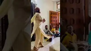 Mata ki bhet gaate hue kinnar