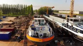 Domino op de scheepswerf
