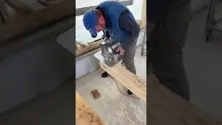 Eigenbau Handbands&auml;ge in Aktion beim Firstbalken profilieren. TOP