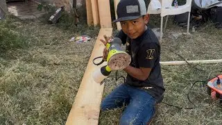 Acompáñame a pulir madera para el cajón de Santi, donde él guardará su ropa ￼