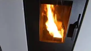 Pulire il vetro della stufa a pellet biomassa Cs Thermos Tesi H2O a cippatino 100%