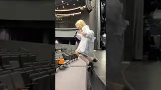 Спрыгнула со сцены!