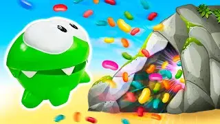 Om Nom de brinquedo descobre a caverna dos docinhos! 💚Aventuras do monstrinho verde