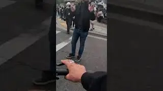 Протест против &laquo;Ледяного&raquo; здания в Портленде, штат Орегон, Веллирей против Антифа, 28 сентября 20...