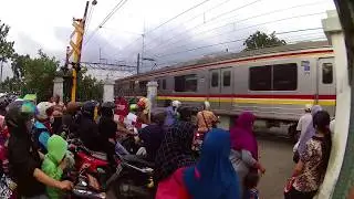 KRL Komuter Milintas Palang Pintu Perlintasan Kereta Api JPL 19 Pasar Minggu