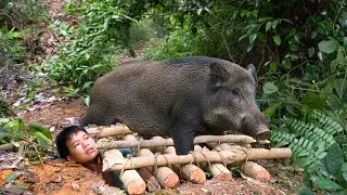Tracking Wild Boar, Setting Effective Traps & Catching Palm Worms | Solo Survival