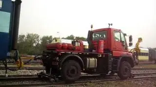 ZWEIWEG Unimog rangiert in Indien