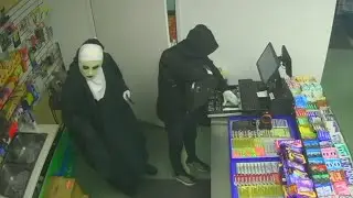 Thieves dressed in costumes rob convenience store at knifepoint in Ont.