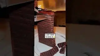 Would you eat this HUGE chocolate cake? 🤤 (🎥: IG/ niccossteak)