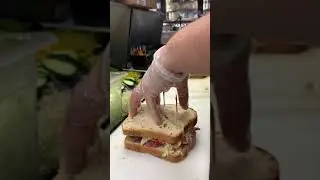 Sk&auml;r en skivad br&ouml;dsm&ouml;rg&aring;s f&ouml;r en cateringbricka