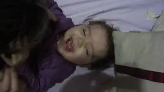 Carolina gargalhando com a mamãe...
