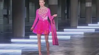 Model falls down in very high heels during a 2017 German fashion show. HD VIDEO