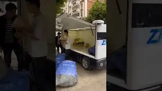 Self-driving delivery car in China #shorts #tech #china
