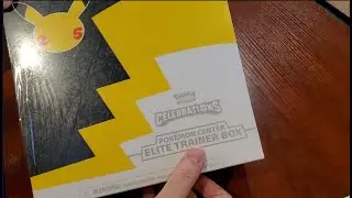 Opening Pok&eacute;mon Celebrations Pok&eacute;mon Center ETB