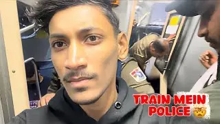 **Train Mein Police Kya kar rhi hain 😱(chain pullling)? 🚨