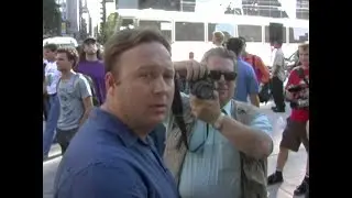 Алекс Джонс сталкивается с агентом наблюдения в штатском во время Национального съезда Республика...
