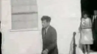 8 августа 1963 года &mdash; президент Джон Ф. Кеннеди навещает своего новорожденного сына Патрика.