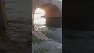 Bouillons de Loire sous le pont de pierre de Nevers.