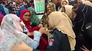 Police arrest protesting teachers in Karachi