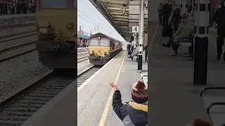 Двойные грузовые поезда класса 66 в Донкастере