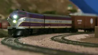 Atlantic Coast Line FT Leads 1950s Freight HO Scale