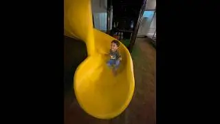 He plays the spiral slide 🛝 for the first time on his own. Family nightout 31-12-2025 👫👬👭 #slide