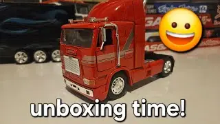 Unboxing time! Freightliner Cabover! NewRay