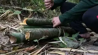 สร้างที่พักโดยใช้มีดเล่มเดียว โดยทำที่พักบนไม้ที่ล้มลงมาขวางน้ำ