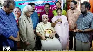 ജഗതി ശ്രീകുമാറിന് അവാർഡ് സമ്മാനിച്ച് അടൂർ ഗോപാലകൃഷ്ണൻ...