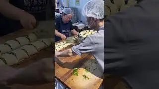 The chef is cutting and steaming the flower rolls with a knife #delicous #food #streetfood