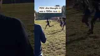 Легкоатлеты бегут по пересеченной местности 😅