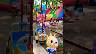 Balon labubu joget di depan odong mobil kuning lucu
