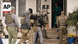 Federal agents arrest man in Minneapolis as protesters surround them