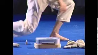 Rottura di pietra del Grande Maestro Son Jong Ho nel 2004