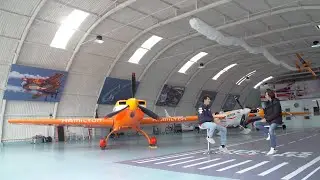 Hablamos con el piloto Juan Velarde, con el que probamos el vuelo acrobático